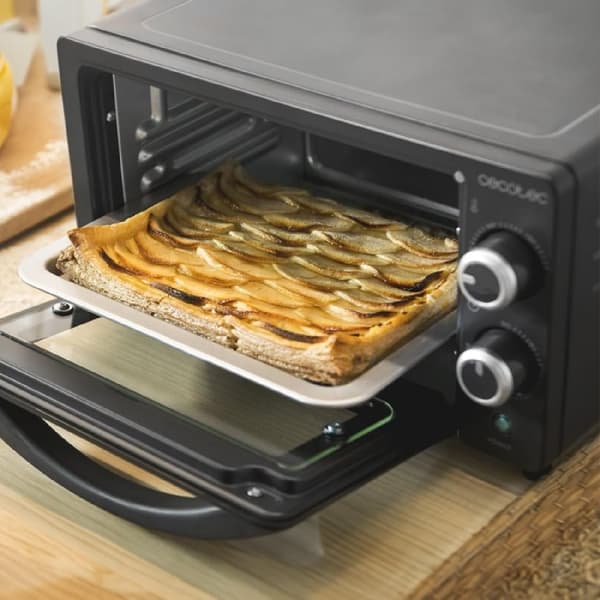 Cecotec Multifunction electric toaster oven with a 10-litre capacity and double-glazed door.