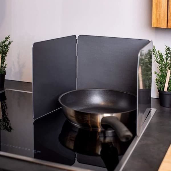 Vikbar stänkplatta för köket I Non-stick beläggning I I 3 tallrikar på 26 x 23 cm vardera[13]