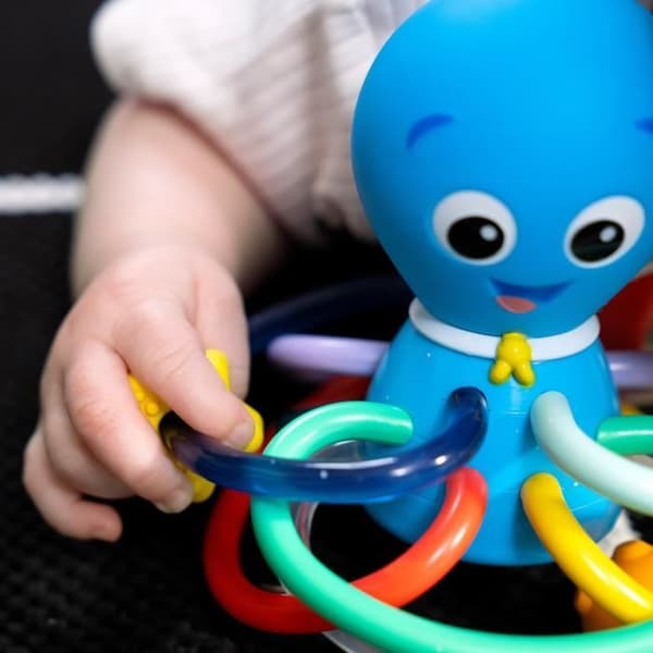 BABY EINSTEIN Ocean Explorers Opus Shake &amp; Soothe Teethers, leksak och skallra, från födseln