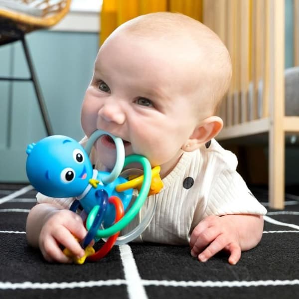 BABY EINSTEIN Ocean Explorers Opus Shake &amp; Soothe Teethers, leksak och skallra, från födseln