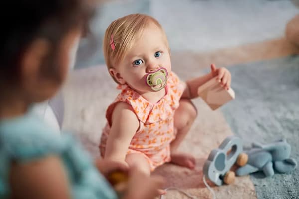 Philips Avent SCF085/59 Ultra Air-sutter 0-6 måneder, 2 stk, regnbuefarvet