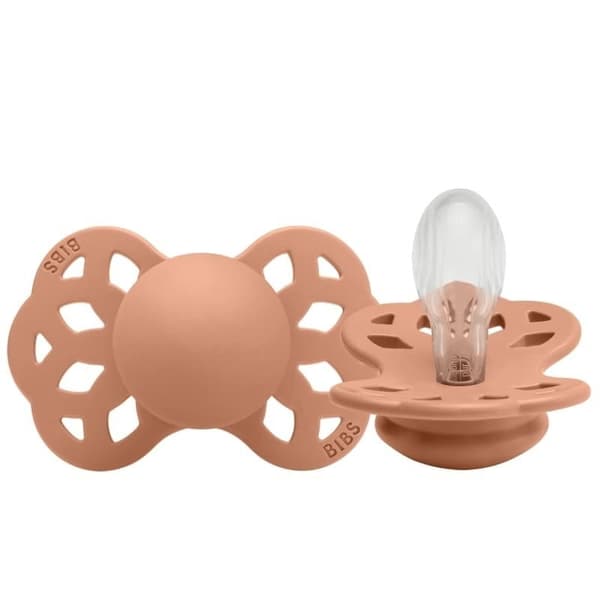 Silikonesymmetrisk sutte INFINITY M PEACH 6m+, hagesmække
