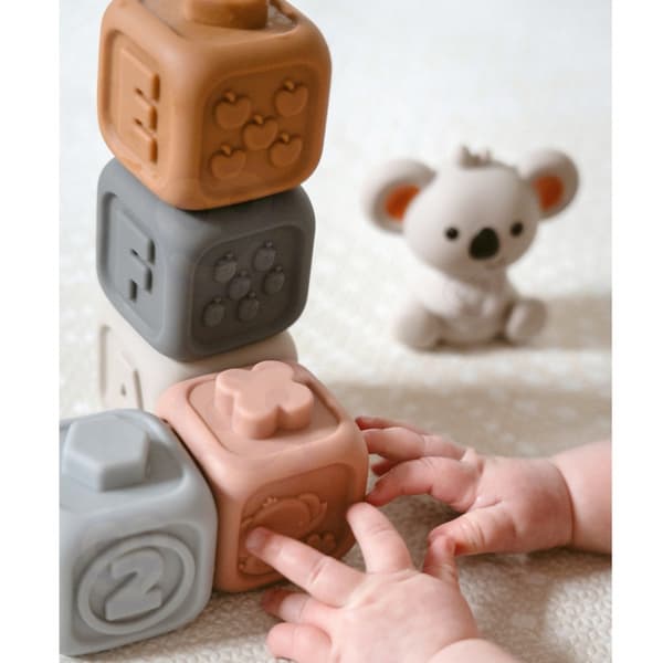 WOOPIE BABY Pedagogiskt Set – Pyramid & Sensoriska Byggklossar 2-i-1 Bitring med Siffror