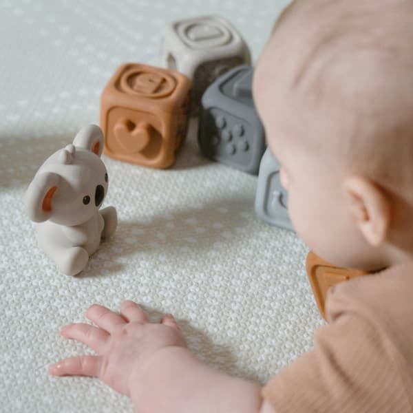 WOOPIE BABY Pedagogiskt Set – Pyramid & Sensoriska Byggklossar 2-i-1 Bitring med Siffror