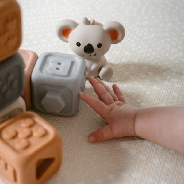 WOOPIE BABY Pedagogiskt Set – Pyramid & Sensoriska Byggklossar 2-i-1 Bitring med Siffror