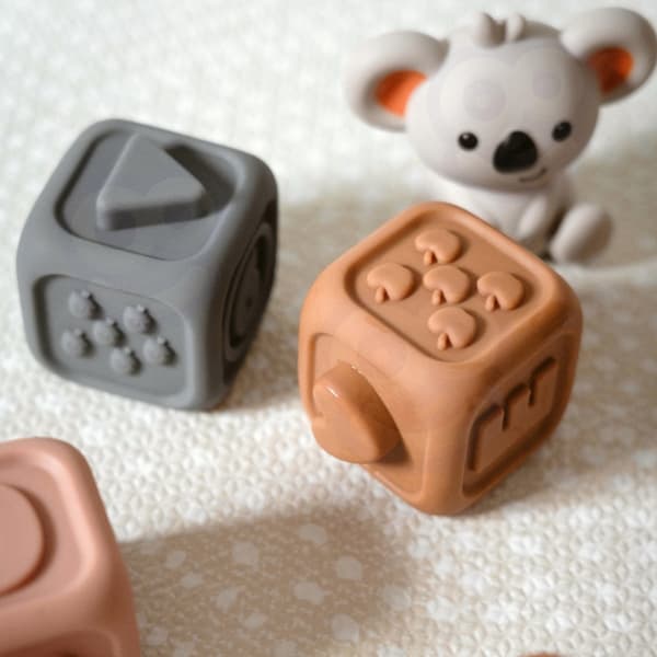 WOOPIE BABY Pedagogiskt Set – Pyramid & Sensoriska Byggklossar 2-i-1 Bitring med Siffror