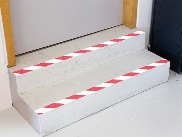 Perel Anti-Slip Tejp 5m x 5cm, för inomhus- och utomhusbruk, Röd/Vit