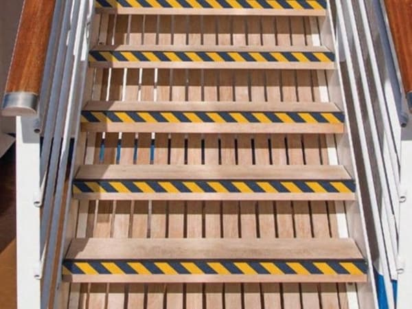 Perel Anti-Slip Tejp 5m x 5cm, för inomhus- och utomhusbruk, svart/gul