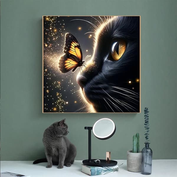 Bomclap Diamond Painting – Magisk møde mellem sort kat og glødende sommerfugl DIY 5D diamantmaleri for voksne og begyndere, 30x30cm
