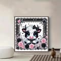 Miniatyrbillede 4 af 7: Bomclap Diamond Painting – Sød Baby Ox i elegant sort og pink DIY 5D Diamond Painting til voksne og begyndere, 30x30cm