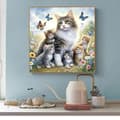 Miniatyrbillede 1 af 7: Bomclap Diamond Painting – Sød kattefamilie med sommerfugle i blomstermiljø DIY 5D diamantmaleri for voksne og begyndere, 30x30cm