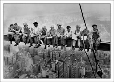 New York Lunch a top a Skyscraper Poster/Black/White: 50x70 699 Tavla med ram (svart)