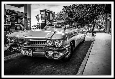Older car at gas station Poster/Black/White: 100x140 1895 Tavla med ram (vit)