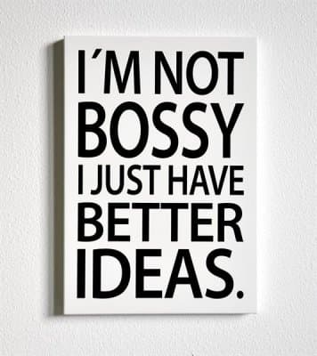 Trätavla A4 Bossy, vit med svart text - Mellow Design