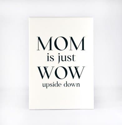 Trätavla A4 MOM is just WOW, vit med svart text - Mellow Design
