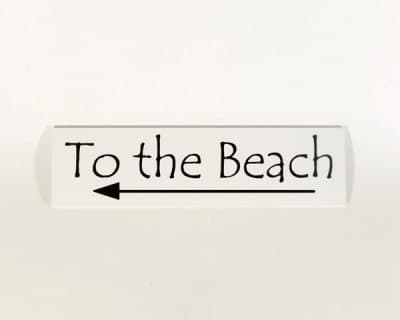 Träskylt 50x14 cm To the Beach, pil vänster, vit med svart text - Mellow Design