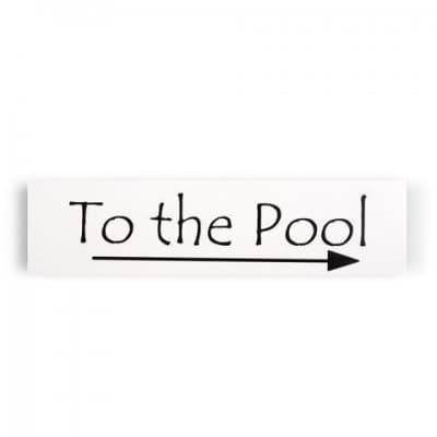 Träskylt 50x14 cm To the Pool, pil höger, vit med svart text - Mellow Design