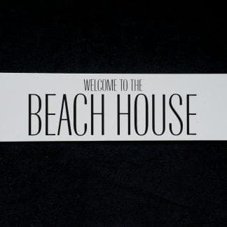 Träskylt 50x14 cm Welcome to the Beach House, vit med svart text - Mellow Design