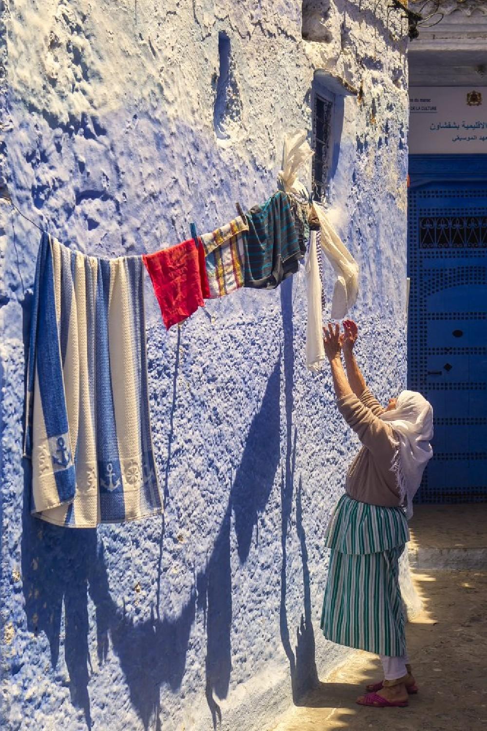Mujer Chauní Tendiendo Poster