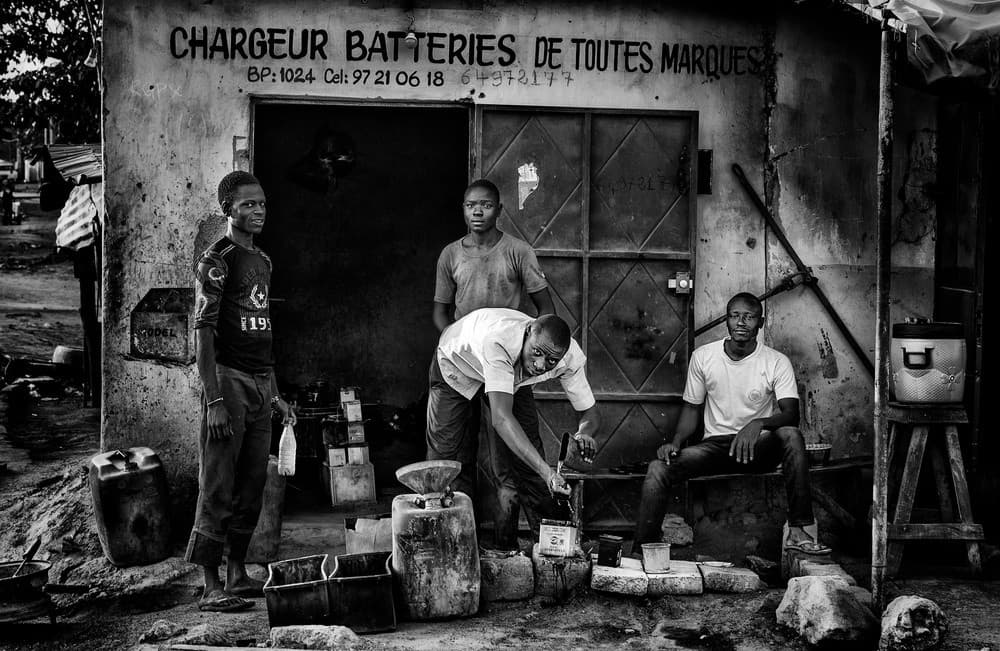 Chargeur Batteries De Toutes Marques - Benin Poster