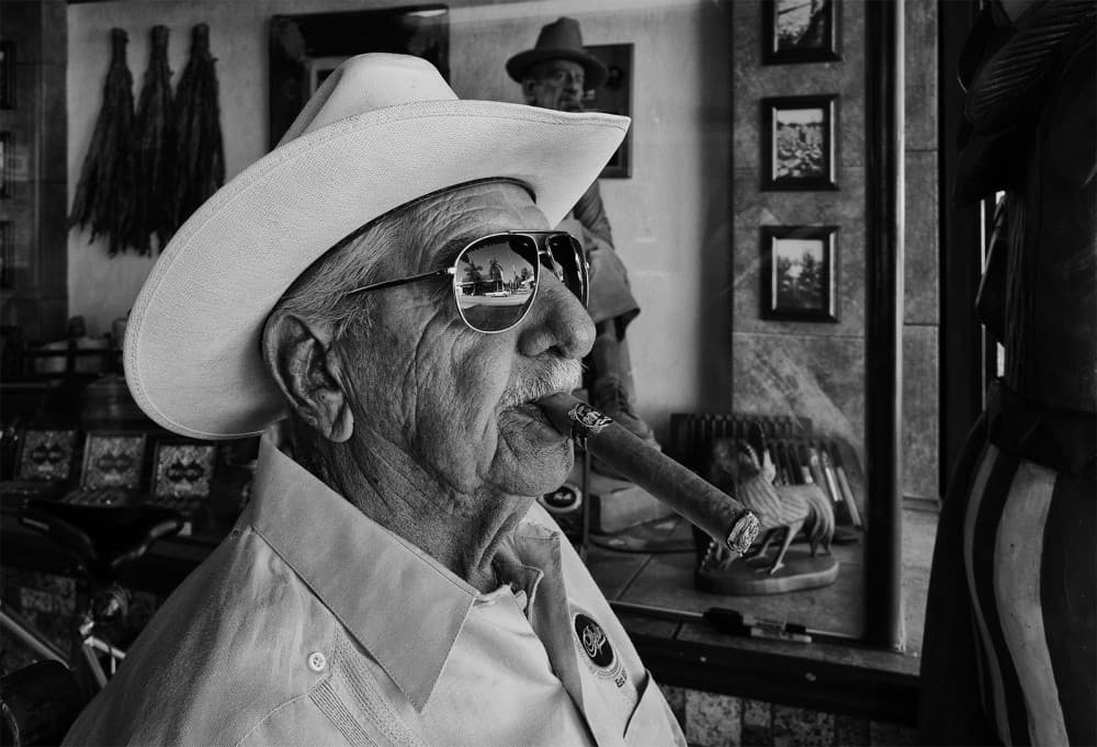 Homme Avec Cigare Poster