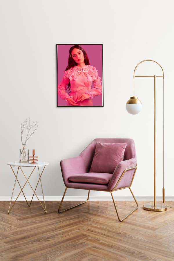 Jenna Ortega Poster Storlek A4 Rosa
