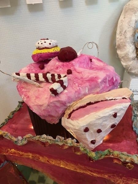 Mrs. Sheep Cake and her wonderful Cake House - Paper Art
