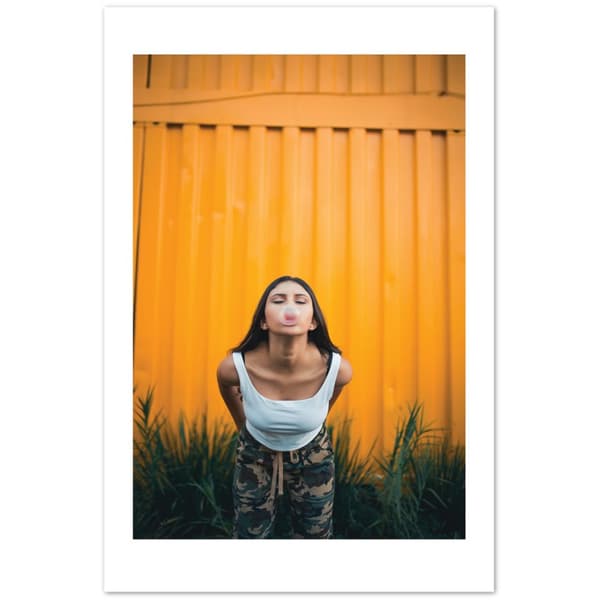 Tjej bl�ser tuggummi  Poster - 60X90 cm / 24X36?