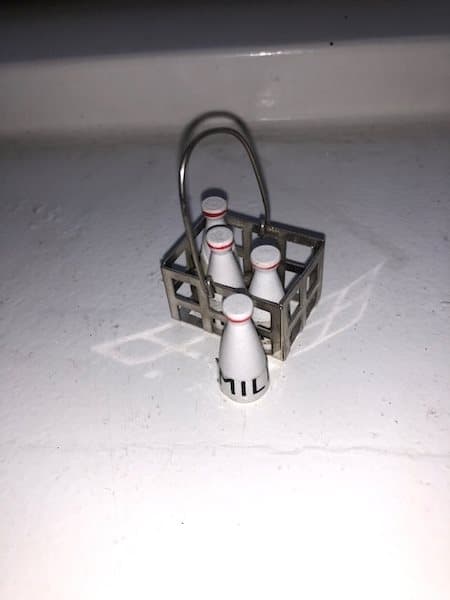 Kurv med mælkeflasker