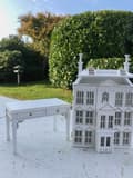 Miniatyrbillede 3 af 5: Udstillingshus med bord