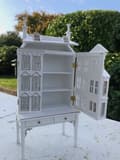 Miniatyrbillede 5 af 5: Udstillingshus med bord