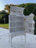 Miniatyrbillede 2 af 5: Udstillingshus med bord