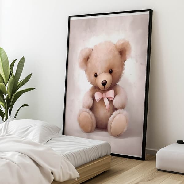 Nalle vaaleanpunaisella rusetilla Nalle vaaleanpunaisella rusetilla, 70x100 cm, musta alumiinirunko, 230 gsm mattapaperi