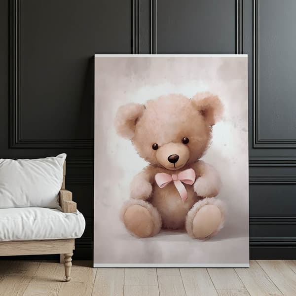 Nalle vaaleanpunaisella rusetilla Nalle vaaleanpunaisella rusetilla, 70x100 cm, musta alumiinirunko, 230 gsm mattapaperi