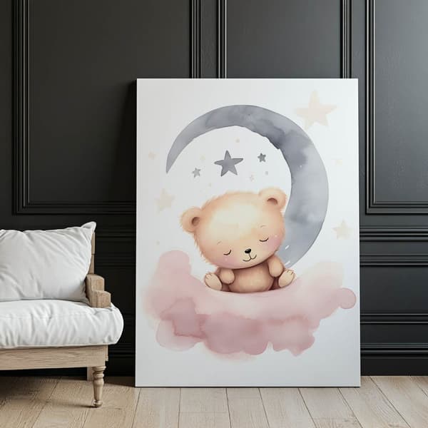 Sovende bamse på en lyserød sky Sovende bamse på en lyserød sky, 70x100 cm, mørkebrun træramme, 230 gsm mat papir