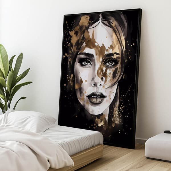 Ansigt af en kvinde i sort og guld Ansigt af en kvinde i sort og guld, 40x50 cm, guld aluminiumsramme, 230 gsm mat papir