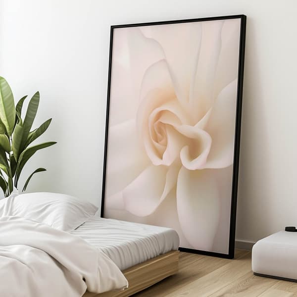 Ethereal White Rose Ethereal White Rose, 70x100 cm, lys egetræsramme, 230 gsm mat papir