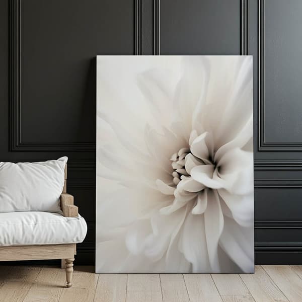 Delicate White Dahlia Delicate White Dahlia, 30x40 cm, mörkbrun träram, 230 gsm matt papper