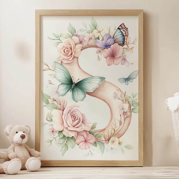 Plakat "S" med blomster og sommerfugle Plakat "S" med blomster og sommerfugle, 50x70 cm, sort aluminiumsramme, 230 gsm mat papir