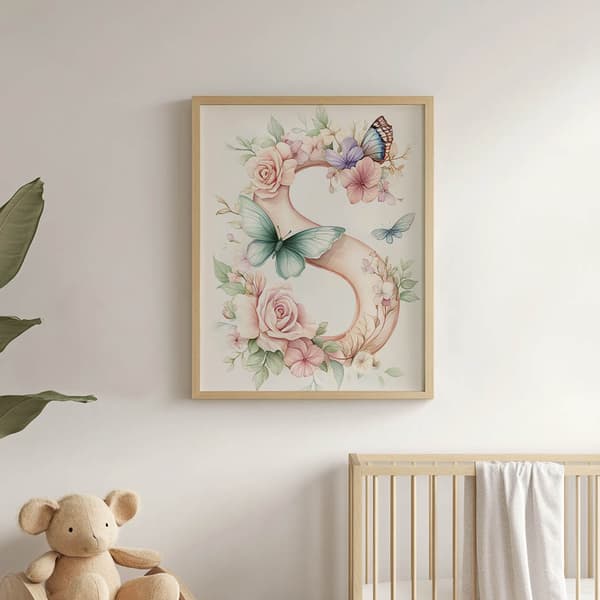 Plakat "S" med blomster og sommerfugle Plakat "S" med blomster og sommerfugle, 50x70 cm, sort aluminiumsramme, 230 gsm mat papir