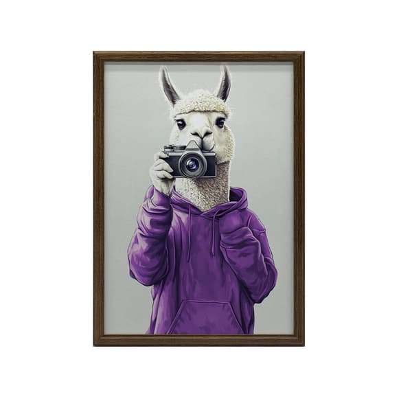 Poster Lama i lila hoodie med kamera Poster Lama i lila hoodie med kamera, 70x100 cm, ramlös, 230 gsm matt papper