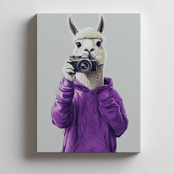 Plakat Lama i lilla hættetrøje med kamera Plakat Lama i lilla hættetrøje med kamera, 70x100 cm, mørkebrun træramme, 230 gsm mat papir