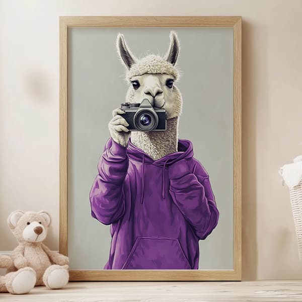 Plakat Lama i lilla hættetrøje med kamera Plakat Lama i lilla hættetrøje med kamera, 70x100 cm, mørkebrun træramme, 230 gsm mat papir