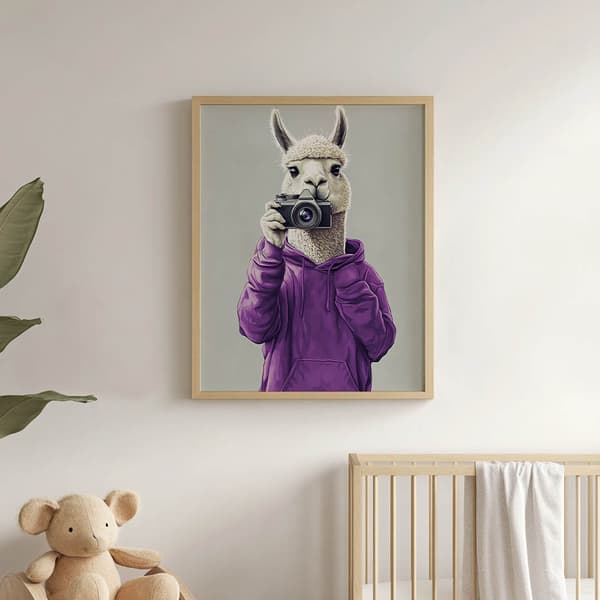 Plakat Lama i lilla hættetrøje med kamera Plakat Lama i lilla hættetrøje med kamera, 70x100 cm, mørkebrun træramme, 230 gsm mat papir