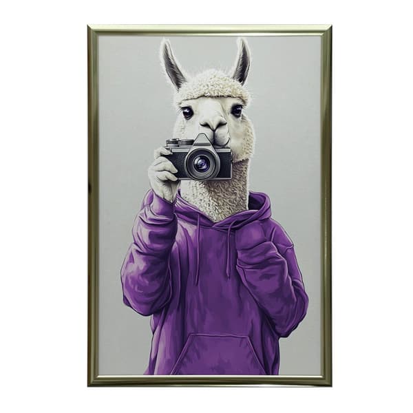 Plakat Lama i lilla hættetrøje med kamera Plakat Lama i lilla hættetrøje med kamera, 70x100 cm, mørkebrun træramme, 230 gsm mat papir