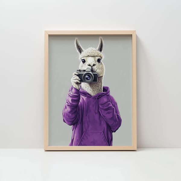 Plakat Lama i lilla hættetrøje med kamera Plakat Lama i lilla hættetrøje med kamera, 70x100 cm, mørkebrun træramme, 230 gsm mat papir