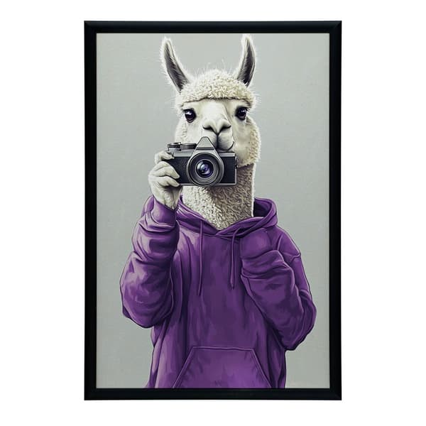 Plakat Lama i lilla hættetrøje med kamera Plakat Lama i lilla hættetrøje med kamera, 70x100 cm, mørkebrun træramme, 230 gsm mat papir