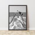 Miniatyrbillede 6 af 6: Vin på säng Poster – Modern Väggkonst i Hög Kvalitet | Fotopapper 30×40 cm / 50×70 cm | Sovrumsdekor & Presentidé