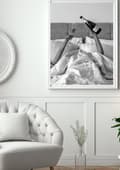 Miniatyrbillede 2 af 6: Vin på säng Poster – Modern Väggkonst i Hög Kvalitet | Fotopapper 30×40 cm / 50×70 cm | Sovrumsdekor & Presentidé