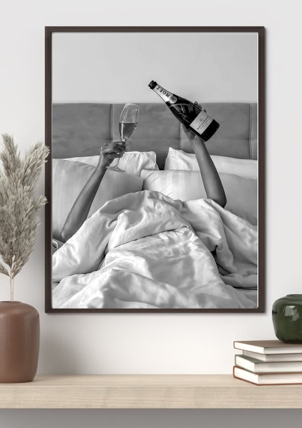 Vin på säng Poster – Modern Väggkonst i Hög Kvalitet | Fotopapper 30×40 cm / 50×70 cm | Sovrumsdekor & Presentidé 30×40 CM